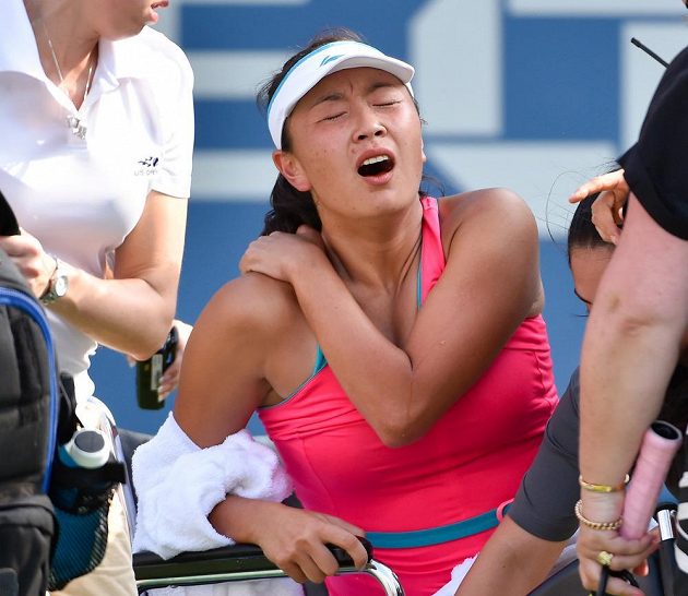 Číňanka Pcheng Šuaj skončila v semifinále US Open s Dánkou Caroline Wozniackou na kolečkovém křesle.