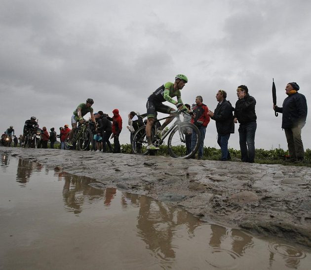 Lars Boom z Nizozemska se na kostky a těžké podmínky těšil. Dojel si pro triumf v páté etapě Tour.