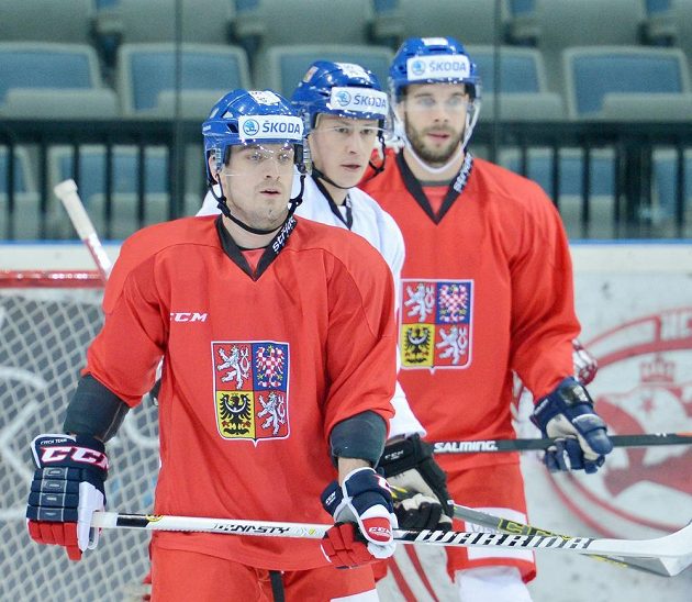 Zleva Petr Koukal, Martin Ševc a Michal Vondrka při tréninku české hokejové reprezentace před duelem s Ruskem.