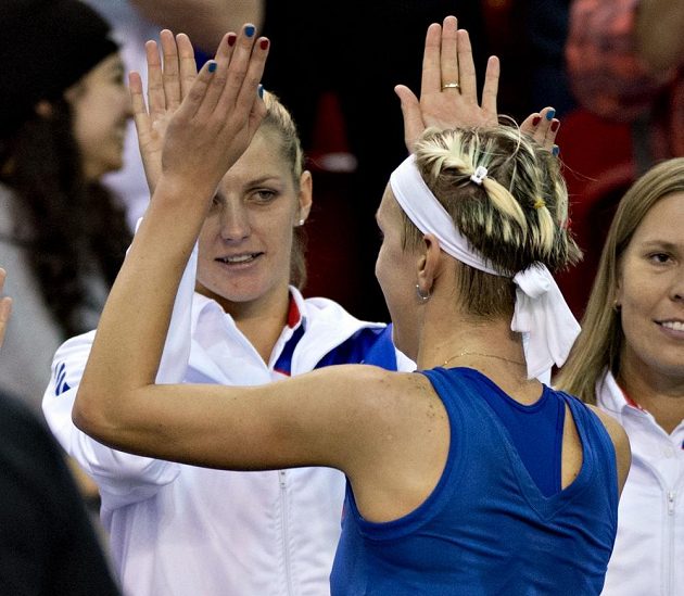 Česká tenistka Tereza Smitková (vpředu) při vítězné oslavě s Karolínou Plíškovou.