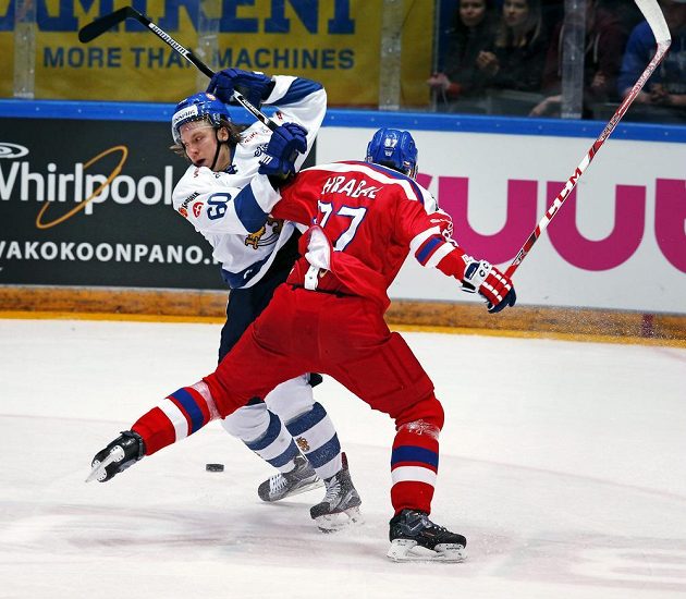 Finský útočník Markus Granlund (vlevo) v souboji s českým obráncem Josefem Hrabalem v zápase Euro Hockey Tour.