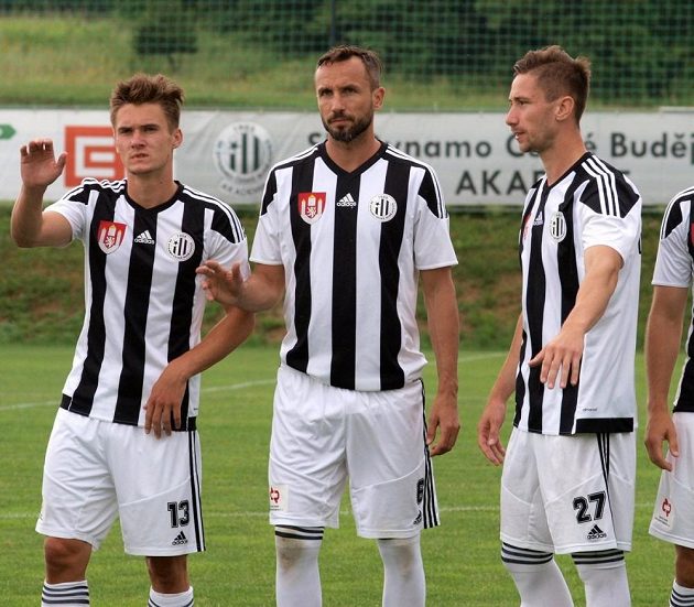 Tomáš Sivok (uprostřed) nastupuje k zápasu proti Vlašimi. Dres Dynama oblékl poprvé od listopadu 2003.