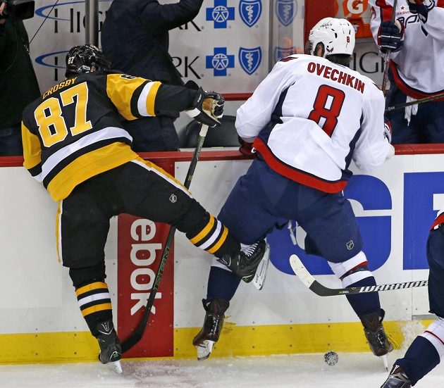 Dvě největší hvězdy - pittsburský Sidney Crosby (87) a Alexandr Ovečkin (8) z Washingtonu.