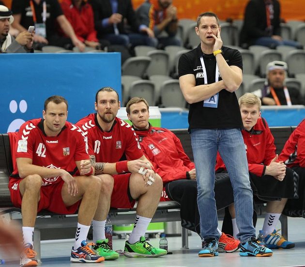 Reprezentační kouč Jan Filip před lavičkou českých házenkářů v utkání s Egyptem.