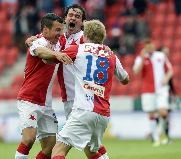 Střelec gólu Slavie Karol Kisel (uprostřed) se raduje se svými spoluhráči Martinem Dostálem (vlevo) a Štěpánem Korešem.