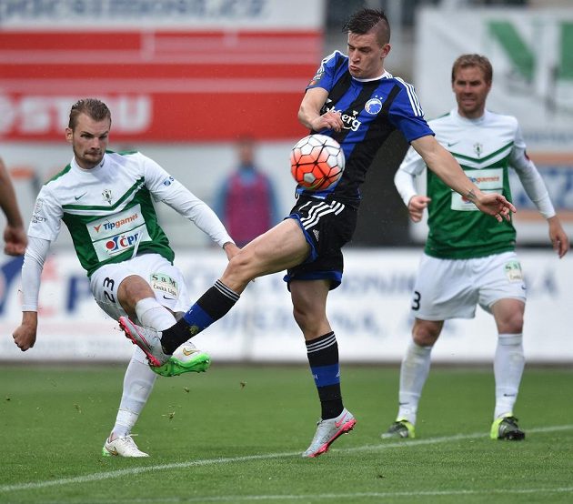 Benjamin Verbič z Kodaně (vpravo) blokuje střelu jabloneckého obránce Víta Beneše.