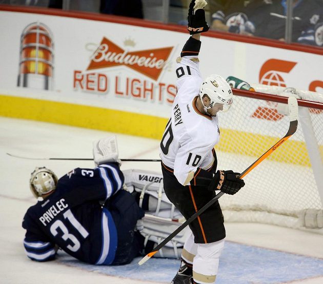 Útočník Anaheimu Corey Perry (vpravo) slaví vítězný gól proti Winnipegu. Vlevo zklamaný gólman Jets Ondřej Pavelec.