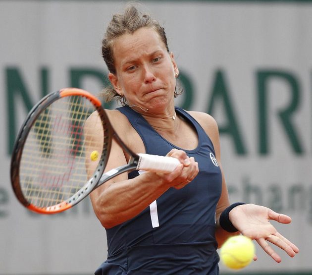 Barbora Strýcová během zápasu 2. kola French Open. 