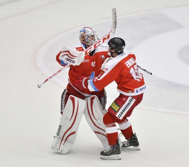 Olomoucký útočník Jan Eberle a brankář Branislav Konrád slaví rozhodující branku v síti Plzně.