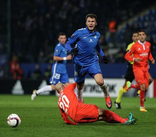 Petr Ševčík ze Slovanu Liberec a Borja Valero (dole zády) z Fiorentiny v utkání Evropské ligy.