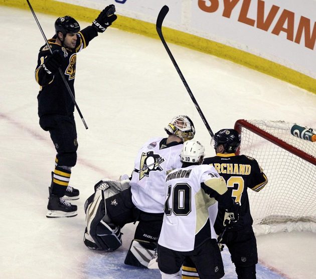 První puk, který se dostal v utkání Penguins a Bruins do sítě, skončil sice v bráně Tomáše Vokouna, z výhry se ale nakonec radoval Pittsburgh.