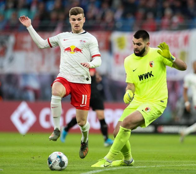 Fotbalista Lipska Tomo Werner v akci před českým gólmanem Augsburgu Tomášem Koubkem během bundesligového utkání.