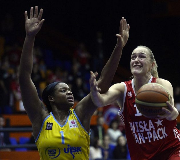 Basketbalistka Gintare Petronyteová z Krakova (vpravo) se snaží prosadit přes Kiu Vaughnovou z USK Praha.