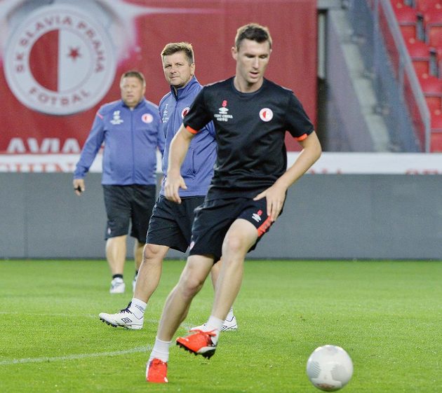 Hlavní trenér Slavie Dušan Uhrin (uprostřed) a Jaromír Zmrhal ze Slavie (vpravo).