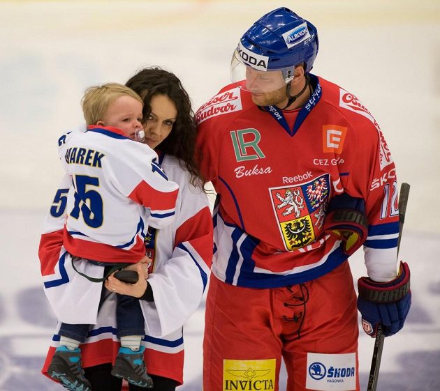 Vdova Lucie Marková se synem Janem v Jindřichově Hradci, kde byl před utkáním Euro Hockey Challenge mezi Českou republikou a Lotyšskem pojmenován tamní stadión po zesnulém hokejistovi Janu Markovi. Vpravo útočník Jiří Novotný.