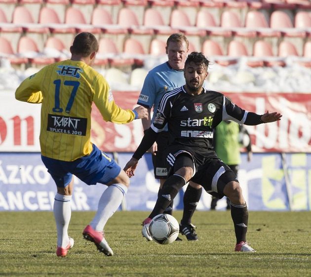 Mašán Aziz (vpravo) v souboji s teplickým obráncem Tomášem Vondráškem v utkání 18. kola Gambrinus ligy.