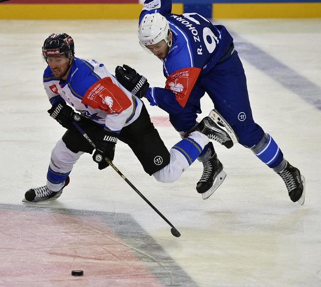 David Mcintyre z Zugu a Radim Zohorna z Brna v utkání osmifinále hokejové Ligy mistrů.