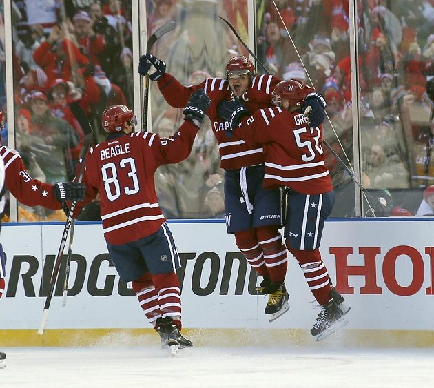 Washingtonští Jay Beagle (83) a Mike Green (52) oslavují gól Alexandra Ovečkina (8) v utkání Winter Classic proti Chicagu.