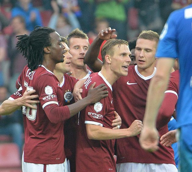 Zleva Costa Nhamoinesu, David Lafata, Lukáš Mareček, střelec Bořek Dočkal, Tiémoko Konaté, Pavel Kadeřábek ze Sparty se radují z gólu proti Liberci.