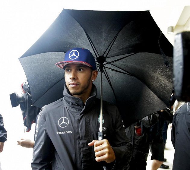 Britský jezdec Lewis Hamilton z Mercedesu se kvalifikace na Velkou cenu USA formule 1 v sobotu nedočkal.