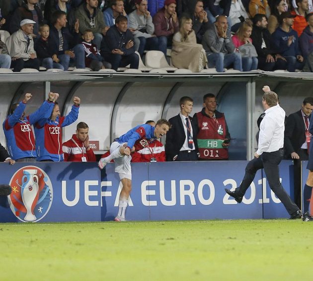 Pavel Vrba (vpravo) se raduje z výhry v Lotyšsku.