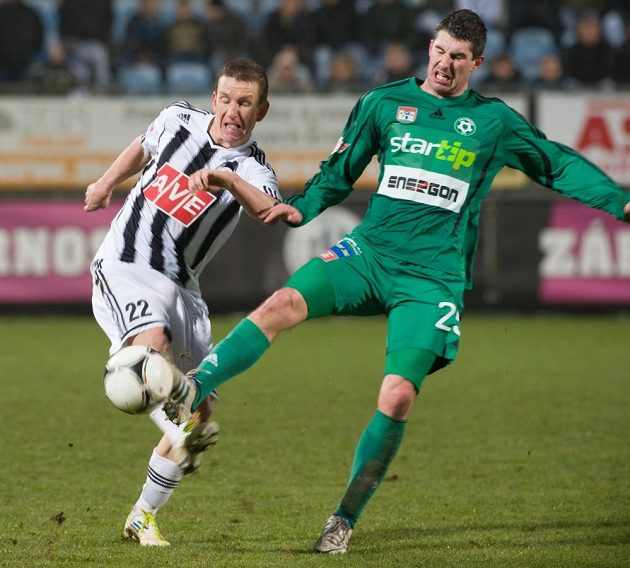 Tomáš Pilík (vpravo) vstřelil jediný gól zápasu mezi Českými Budějovicemi a Příbramí. Vlevo Petr Benát z Českých Budějovic.