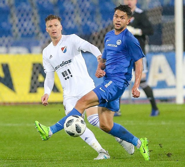 Zleva Václav Procházka z Baníku a Aleš Nešický z Liberce v utkání nejvyšší soutěže.