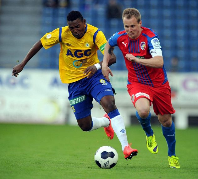 Teplický záložník Franci Litsingi (vlevo) a plzeňský obránce David Limberský v utkání 24. kola Synot ligy.