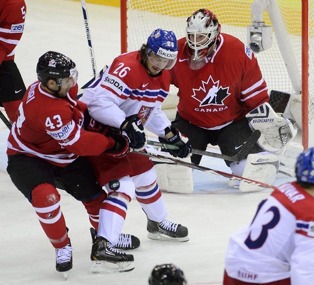 Zleva Nazem Kadri z Kanady, český reprezentant Martin Zaťovič a kanadský brankář James Reimer.