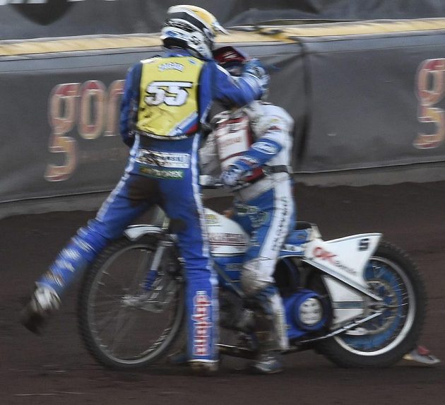 Slovinec Matej Žagar (vlevo) a Dán Nicki Pedersen se při Grand Prix Švédska dostali po vzájemné kolizi do pěstní potyčky.