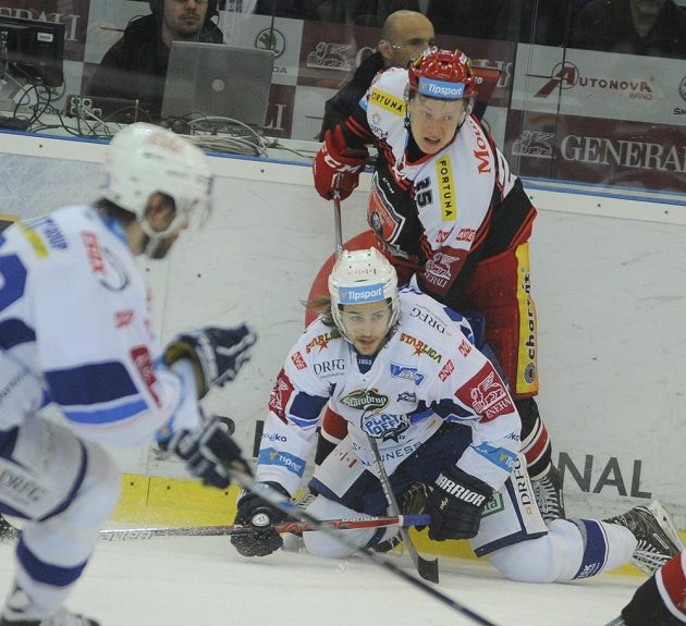 V šestém semifinále play off hokejové extraligy mezi HC Kometa Brno - Mountfield Hradec Králové se pořádně jiskřilo. Brněnský Alexandre Mallet byl atakovám Andrisem Dzerinsem z Hradce Králové.