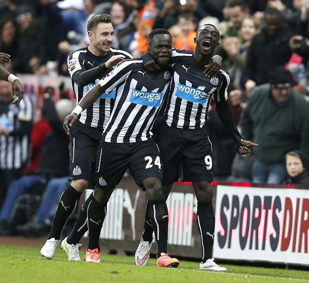 Papiss Demba Cisse (vpravo) z Newcastlu slaví jednu ze svých dvou branek proti Chelsea.