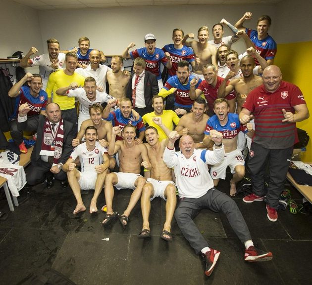 Čeští fotbalisté oslavují postup na evropský šampionát ve Francii.