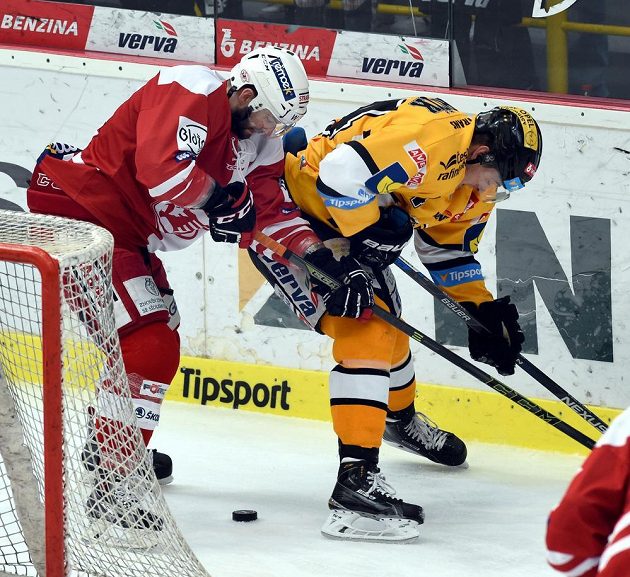 Slávistický útočník János Vas (vlevo) v souboji s Ondřejem Jurčíkem z Litvínova v zápase 7. kola baráže o extraligu.