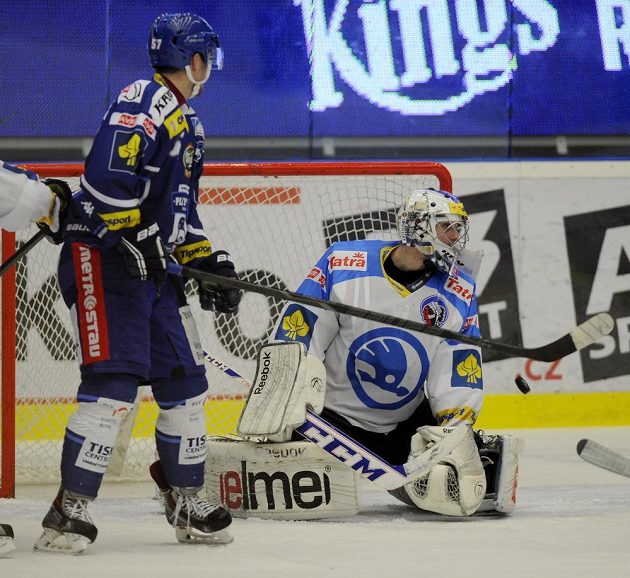 Jan Hruška z Komety Brno (vlevo) před plzeňským brankářem Matějem Machovským v pátém čtvrtfinálovém utkání play off extraligy.
