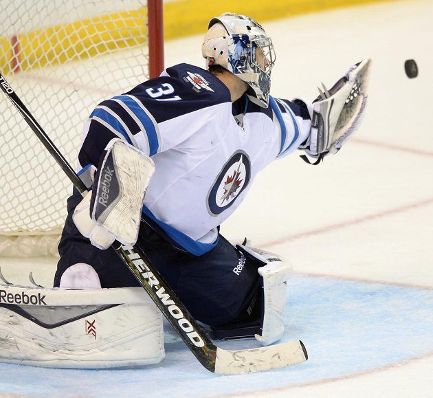 Ondřej Pavelec byl oporou Winnipegu v utkání se St. Louis. Podruhé v řadě neinkasoval.