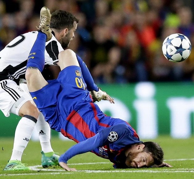 Barcelonský Lionel Messi se ocitl během odvetného čtvrtfinále Ligy mistrů s Juventusem i v hodně nefotbalových pozicích.