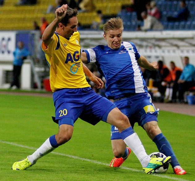 Teplický obránce Milan Matula (vlevo) v souboji s libereckým záložníkem Martinem Frýdkem.