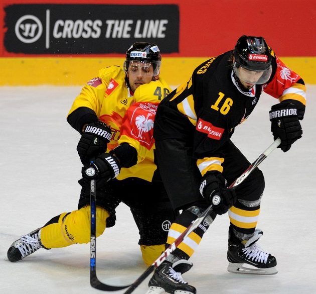 Matthew Dzieduszycki (vlevo) z Vídně v souboji s litvínovským útočníkem Františkem Lukešem v odvetném utkání 1. kola play off Ligy mistrů.