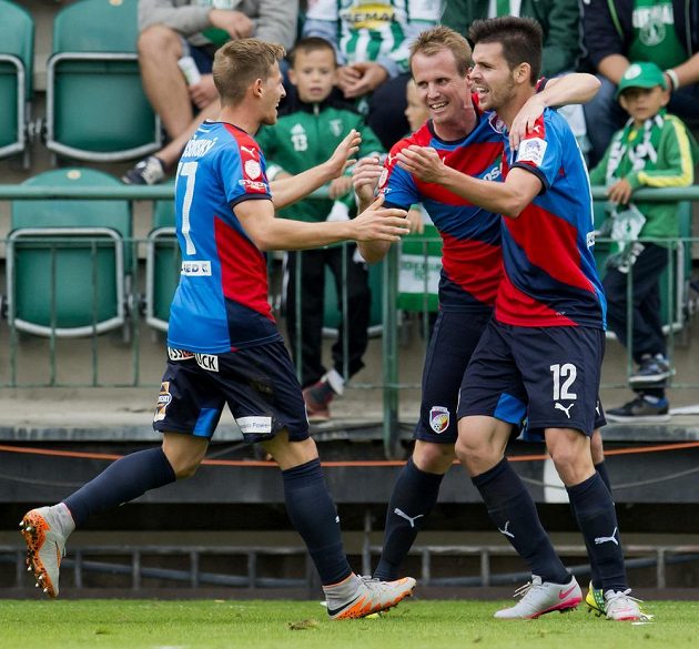 Michal Ďuriš z Plzně (vpravo) se raduje se svými spoluhráči Davidem Limberským (uprostřed) a Patrikem Hrošovským z gólu proti Bohemians 1905.