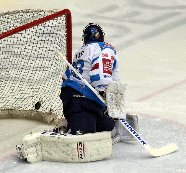 Brankář Chomutova Ján Laco dostává gól v utkání předkola play off hokejové extraligy. Když inkasoval třetí gól, odjel střídat. Mladá Boleslav ale střílela branky dál a Laco se mezi tyče ještě vrátil