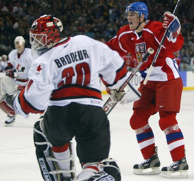 Útočník české hokejové reprezentace Martin Havlát překonává gólmana Kanady Martina Brodeura na olympijských hrách 2002 v Salt Lake City.