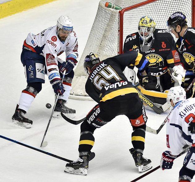 Souboj před brankou Litvínova, kterou hájil v severočeském derby Jaroslav Janus. Chomutov vyhrál.