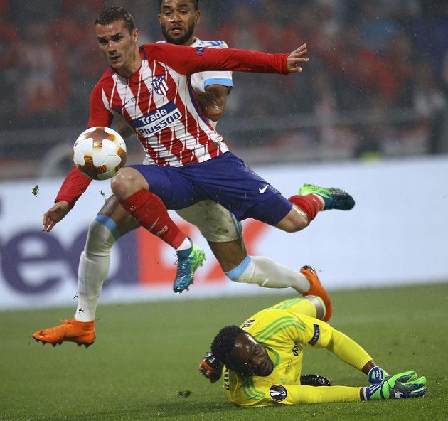 Antoine Griezmann z Atlétika podruhé překonává brankáře Marseille Steva Mandandu.