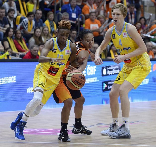 Zleva Danielle Robinsonová z USK Praha, Kristi Toliverová z Jekatěrinburgu a Jana Veselá bojují o míč ve finále Euroligy.