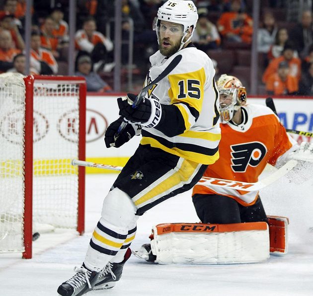 Střelec Pittsburghu Penguins Riley Sheahan překonal českého gólmana v brance Philadelphie Flyers Michala Neuvirtha. Tučňáci vyhráli 5:0 a jsou blízko postupu do 2. kola play off.