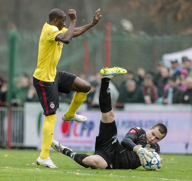 Sparťanský útočník Kehinde Fatai (vlevo) a pardubický brankář Milan Knobloch v úvodním osmifinálovém utkání MOL Cupu.