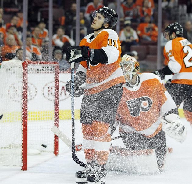 Brankář Philadelphie Michal Neuvirth poté, co jeho tým inkasoval pátý gól od Pittsburghu.