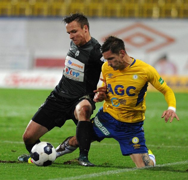 Jablonecký útočník Stanislav Tecl (vlevo) v souboji s teplickým záložníkem Martinem Fillem v zápase 14. kola Synot ligy.