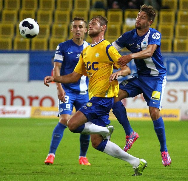 Teplický obránce David Jablonský (uprostřed) v souboji s útočníkem Slovanu Vojtěchem Hadaščokem. Vzadu vlevo přihlíží Josef Šural z Liberce.